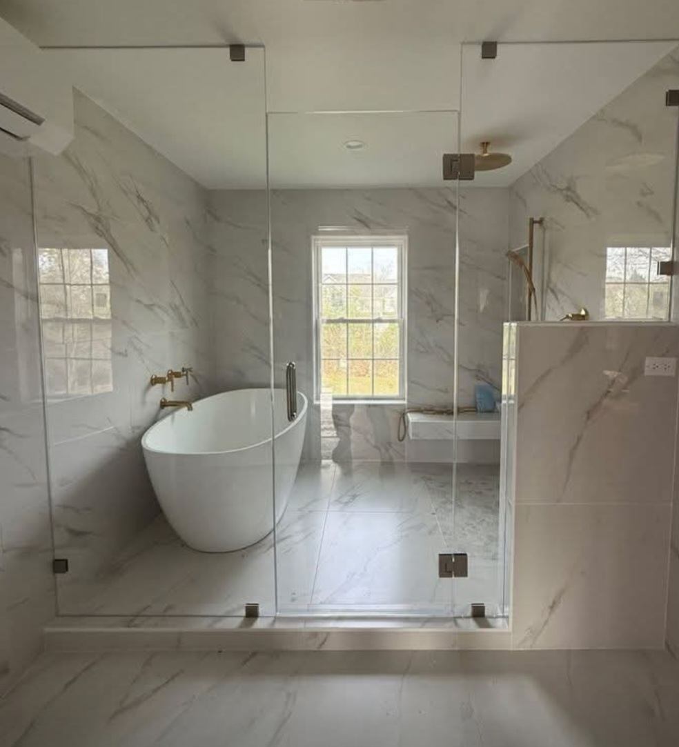 Baño con mampara de vidrio templado y bañera