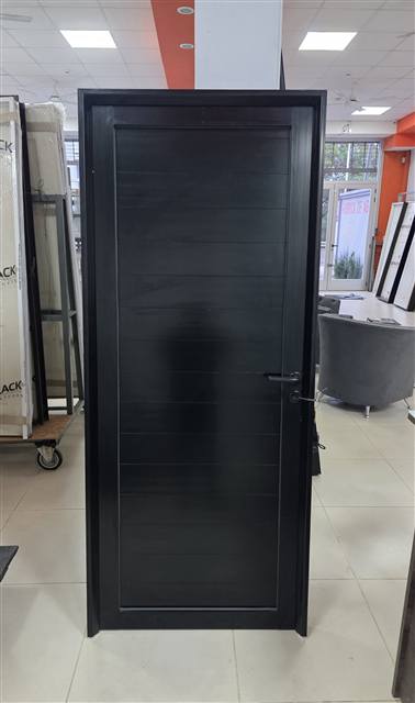 Puerta de aluminio negra