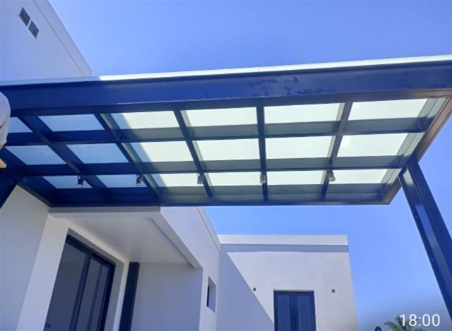 Techo de aluminio negro con paños de vidrio