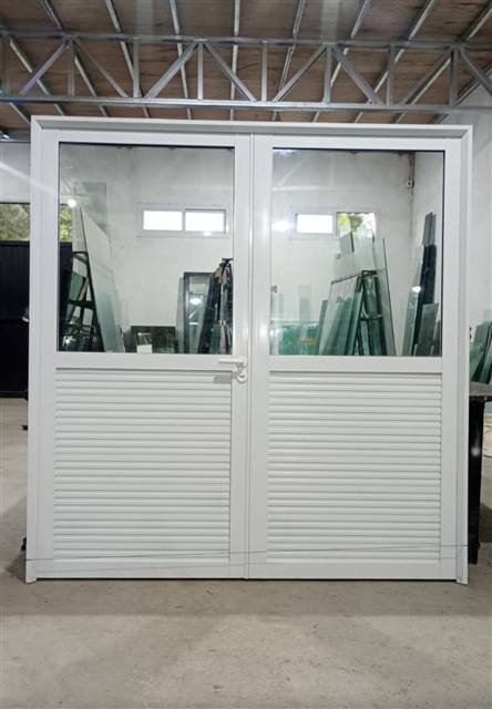 Puerta doble de aluminio blanco en stock en el showroom