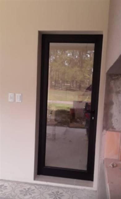 Puerta negra con vidrio entero