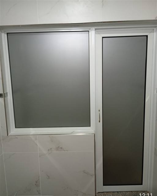 Ventana y paño fijo con vidrio esmerilado