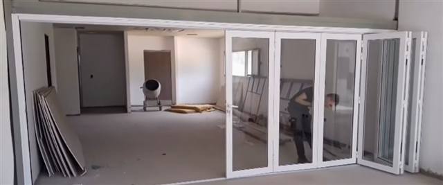 Puerta plegable de vidrio en obra