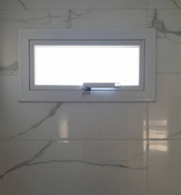 Ventana banderola en un baño