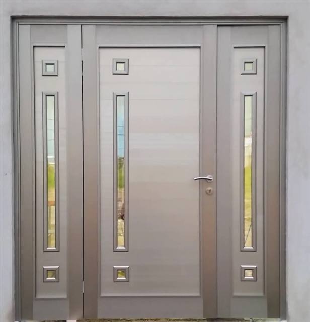 Puerta de entrada gris con paños laterales