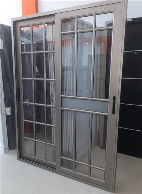Ventana corrediza gris con vidrio repartido