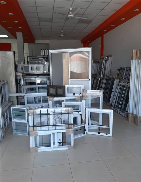 Showroom de Escalaluminio con ventanas y puertas de aluminio en stock
