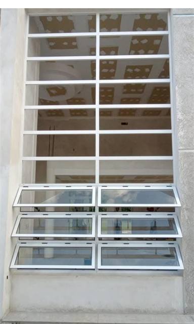 Ventana de banderolas múltiples con reja