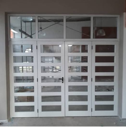 Puerta plegable blanca con banderolas