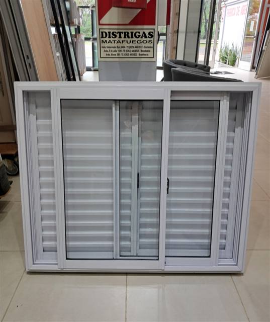 Ventana corrediza blanca con celosía